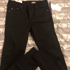 Shaping skinny jeans